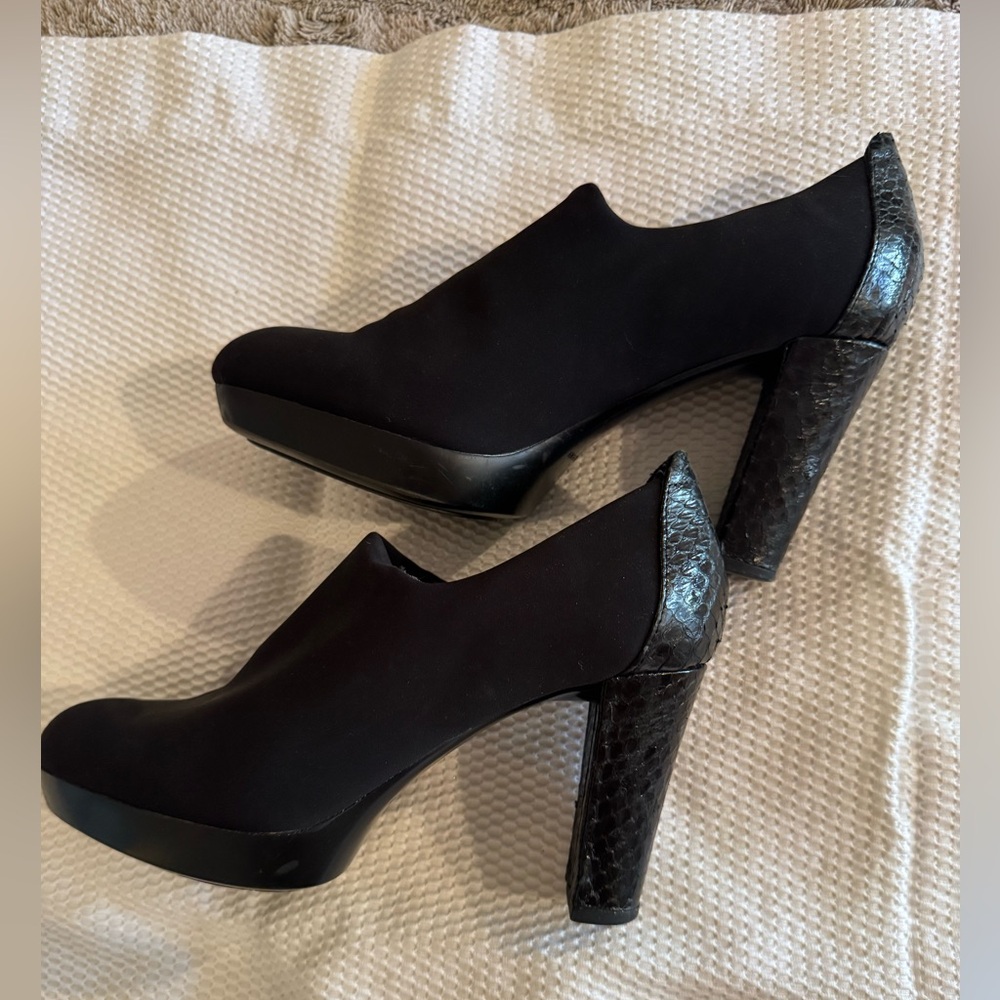 Donald J Pliner Evelyn 7.5M Black Pumps Women's Shoes